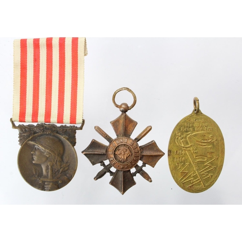 901 - Medals, Foreign (3) comprising a bronze Bulgarian Military Cross, a WW1 French Great War Medal 1914-... 