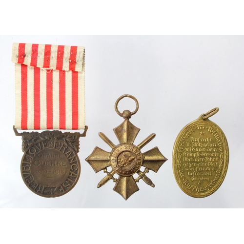 901 - Medals, Foreign (3) comprising a bronze Bulgarian Military Cross, a WW1 French Great War Medal 1914-... 