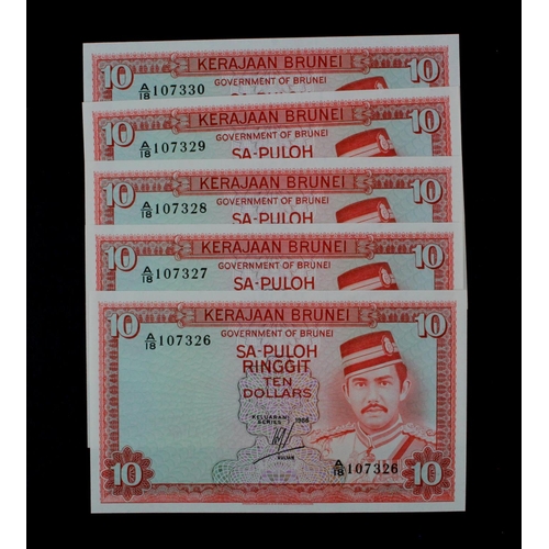 521 - Brunei 10 Ringgit (5) dated 1986, a consecutively numbered run of 5 notes, serial A/18 107326 - A/18... 