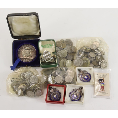 542 - Tokens & Medals etc: A quantity of amusement tokens, plus some Southend-on-Sea Youth Service Lawn Te... 