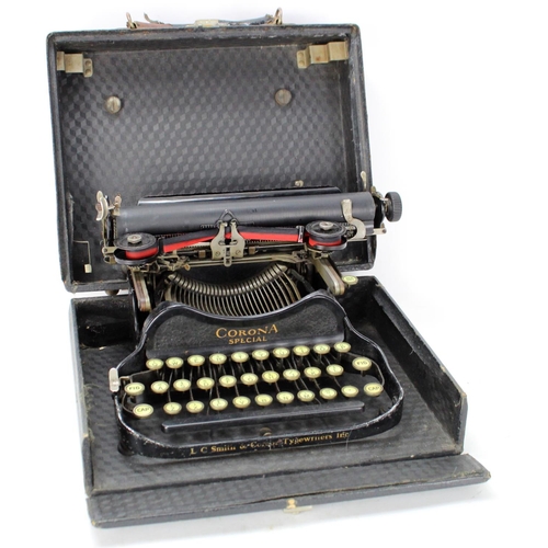 1019 - Typewriter. A Corona special typewriter in original box.