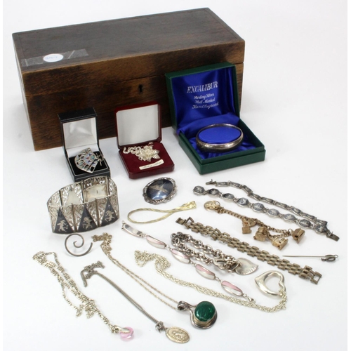 138 - Silver & White Metal Jewellery. A collection of silver & white metal jewellery (some with stones), i... 