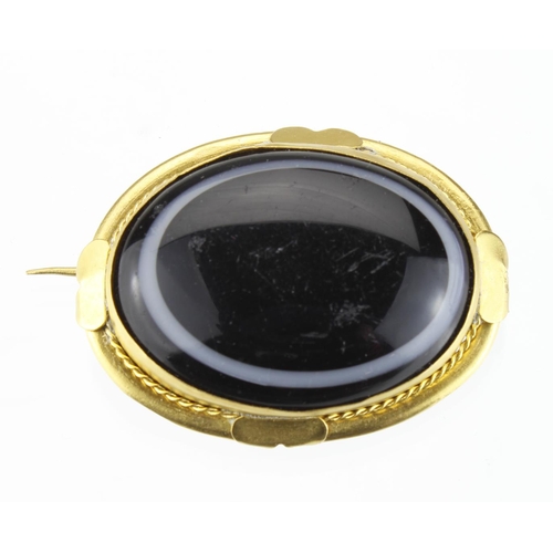 143 - 18ct yellow gold large oval brooch set with an agate cabochon, measuring 4.2cm x 3.2cm, weight 16.3g