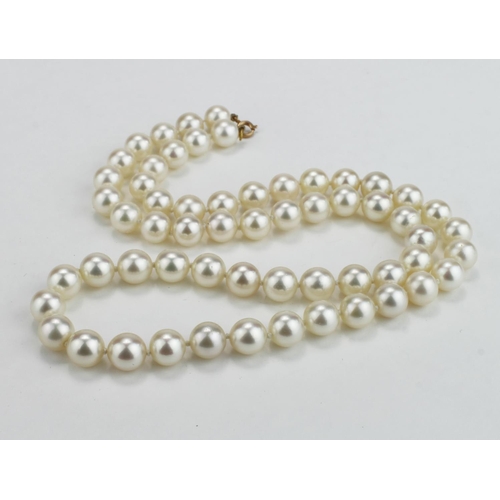 202 - Pearl necklace with gold clasp, 59 pearls each approx 8.5mm dia. Total length 565mm approx