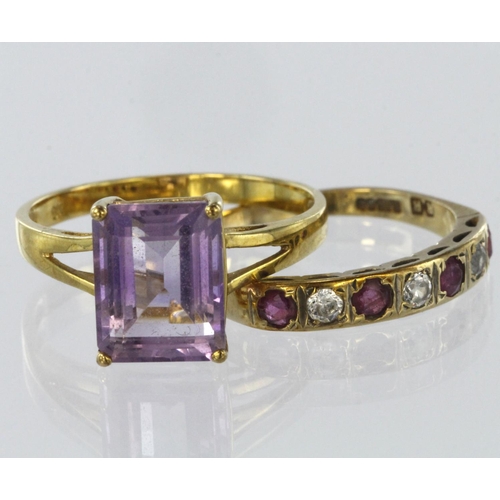 203 - Two 9ct yellow gold rings, a rectangular single stone amethyst measuring approx. 10mm x 8mm, finger ... 