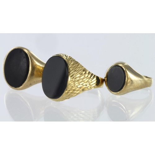 235 - Three 9ct yellow gold onyx set oval signet rings, weight 12.0g