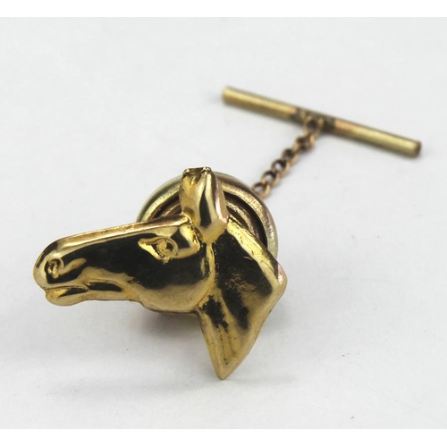 273 - 9ct gold lapel badge in the form of a horses head. Total weight 1.8g