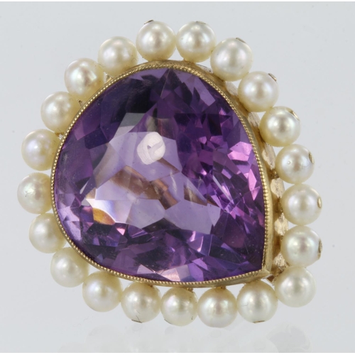 286 - 9ct yellow gold pear shaped brooch measuring approx. 2.5cm x 3cm, set with central amethyst and surr... 