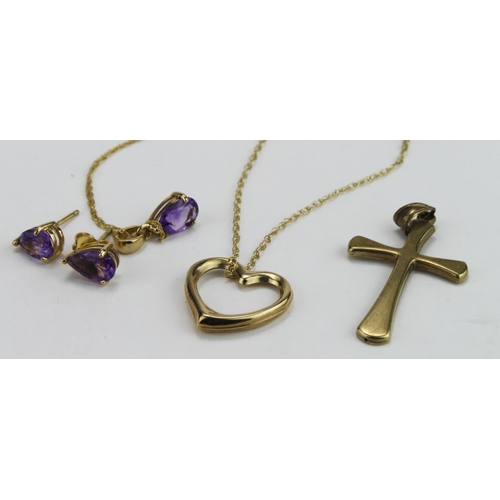 292 - 9ct yellow gold hollow heart pendant on fine chain, weight 1.1g, 9ct cross pendant, weight 0.7g. 9ct... 