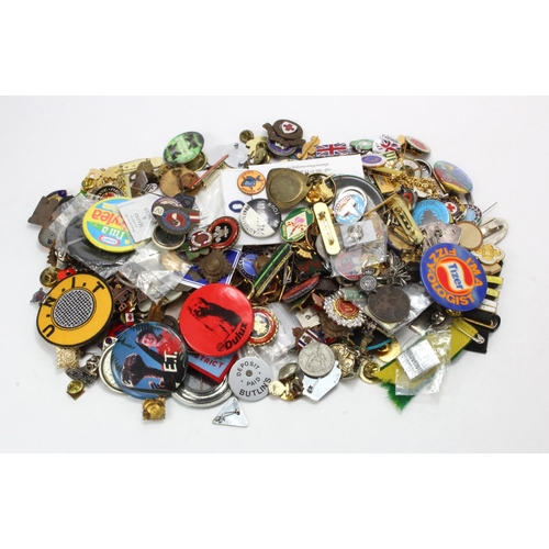 931 - Assortment of various badges, patches, buttons etc. in a plastic tub. Needs viewing