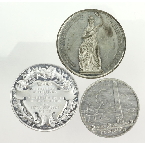 1070 - World Commemorative Medals (3): Colossus of Bavaria white metal d.41mm by Birnbock and Fuss GVF, a R... 