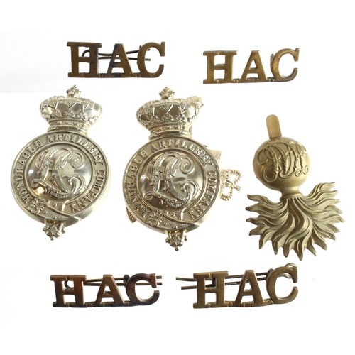 2168 - Badges: Honourable Artillery Company small collection including 2x Honourable Artillery Company Ligh... 