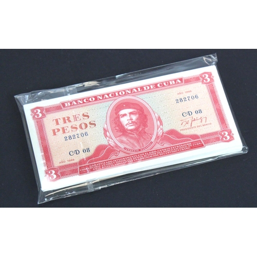 551 - Cuba 3 Pesos (75) dated 1988, first note issued with Che Guevara portrait, a consecutively numbered ... 