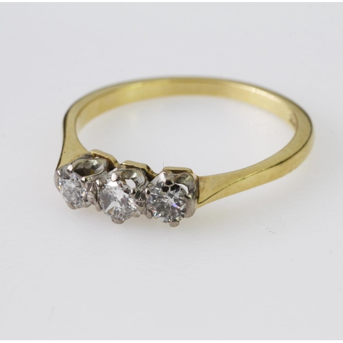 100 - 18ct yellow gold ring set with three round brilliant cut diamonds totalling approx. 0.25ct, finger s... 