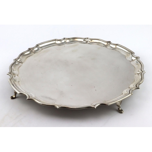 604 - Large silver salver. Lovely hallmarks for HEB, FEB, Chester, 1915. Weighs 27oz approx