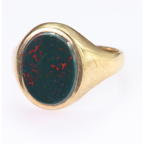 65 - 9ct yellow gold signet ring set with oval bloodstone measuring approx. 14mm x 11mm, finger size U, w... 