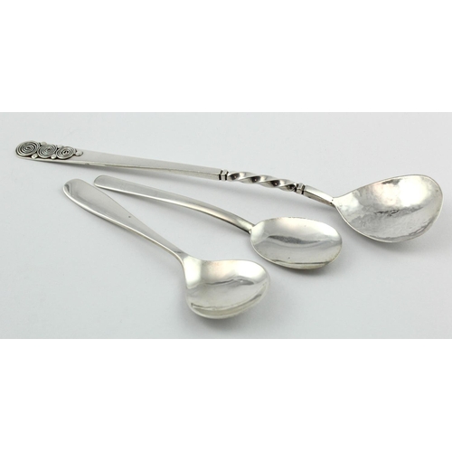 722 - Three Modernist type silver spoons , one unmarked and the two others are hallmarked KT Sheffield, 19... 