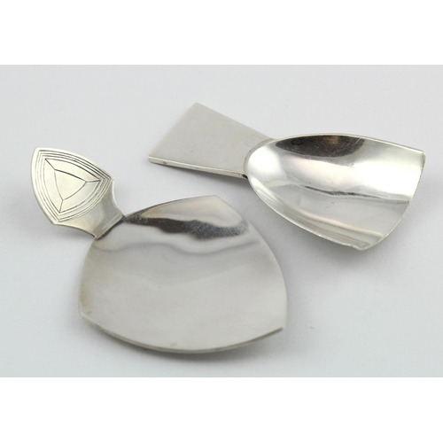 732 - Two Modernist Arts & Crafts style silver caddy spoons hallmarked SMG 925 London, 2012 and HTL & Co. ... 