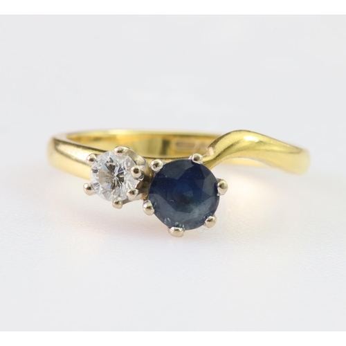 83 - 18ct yellow gold ring set with a round sapphire measuring approx. 5mm diameter and a single round br... 