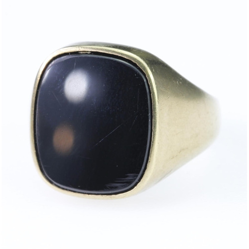 85 - 8ct yellow gold signet ring set with cushion shaped onyx measuring approx. 15mm x 12mm, finger size ... 