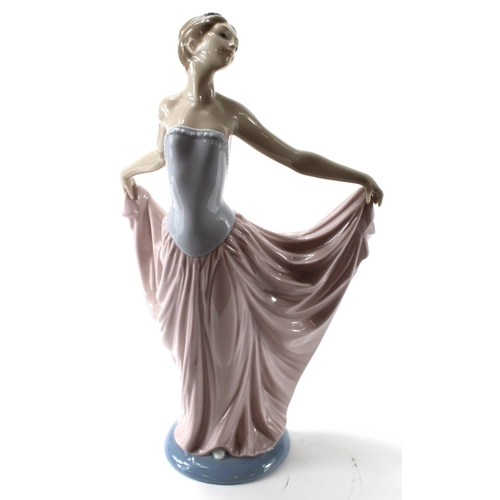 916 - Lladro female Dancer (5050), designed by Vincente Martinez, height 30.5cm approx., contained in orig... 