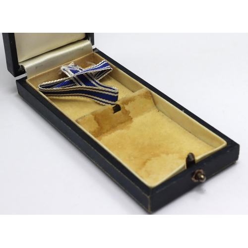 591 - German Mothers Cross in Bronze fitted case & short ribbon