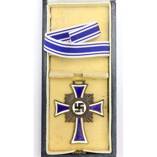 592 - German Mothers Cross in bronze, short ribbon, in fitted case