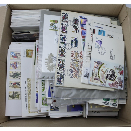 460 - GB First Day Cover accumulation 1950s to c2002. On pages and (mainly) loose. For the most part with ... 