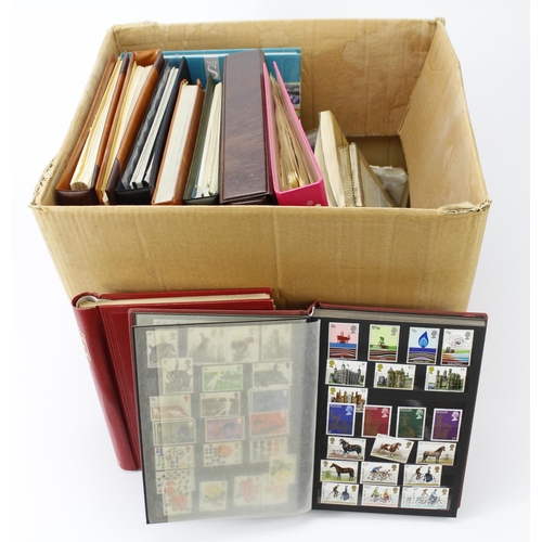 67 - GB - large ten album collection, five of which contain used odd values, all periods but mainly QE2. ... 