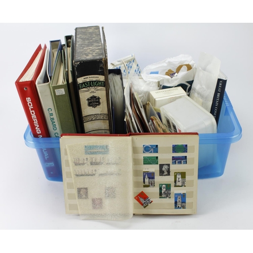 73 - GB - mainly modern in large blue plastic tub. Including five albums of odd values QV to QE2 used. Sm... 