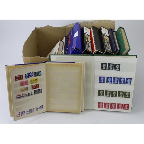 78 - GB - modern m and um in 10x albums / stockbooks. Two Windsor Albums, one loose leaf, more or less co... 