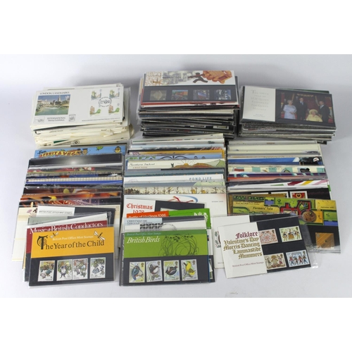 87 - GB - Presentation Packs (approx 207), and FDC's (approx 70) in plastic crate. P/Packs 1980's to c200... 