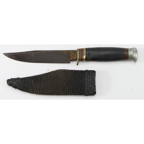 116 - Hunting / Fighting knife in unusual good fitting scabbard