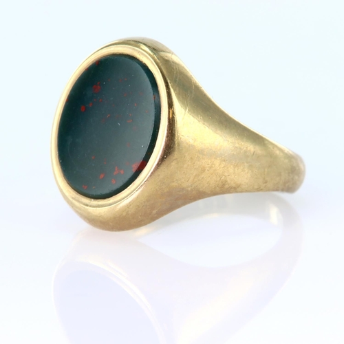 117 - 9ct yellow gold signet ring set with an oval bloodstone measuring approx. 12mm x 10mm, finger size M... 