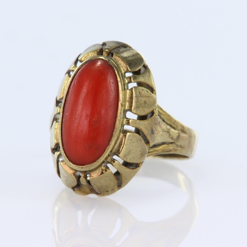 121 - 8ct yellow gold ring set with an elongated oval coral cabochon measuring approx. 13mm x 6mm, finger ... 