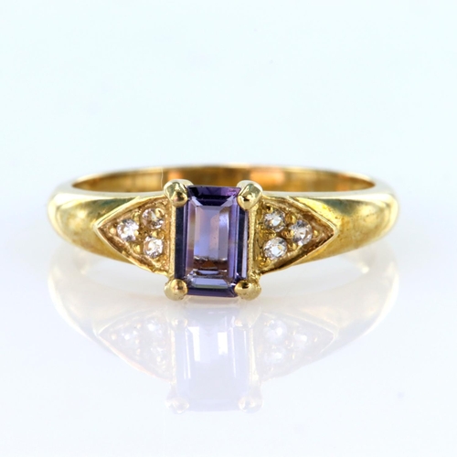 132 - 9ct yellow gold ring set with a rectangular iolite measuring approx. 6mm x 4mm with a trefoil of whi... 