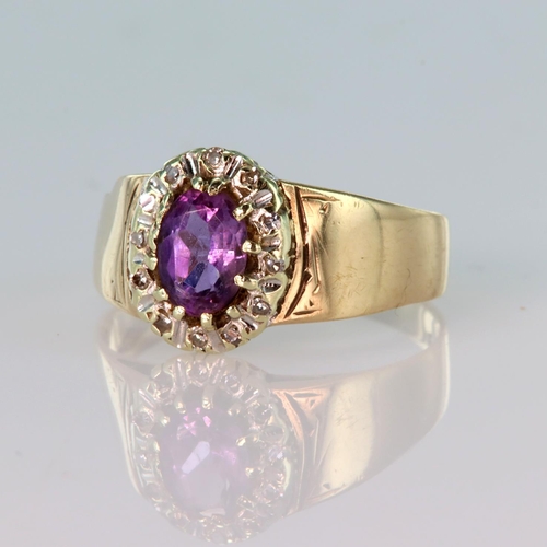 149 - 9ct yellow gold ring set with a central oval amethyst measuring approx. 8mm x 5mm, surrounded by twe... 