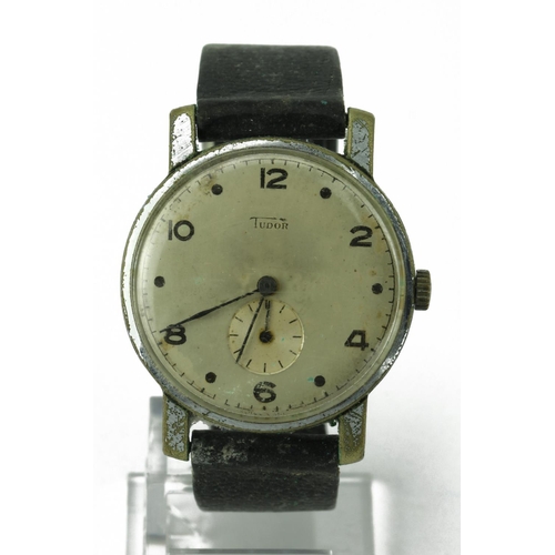 556 - Gents early Tudor (Rolex) wristwatch. The 34mm cream dial with dot markers & arabic numerals along w... 