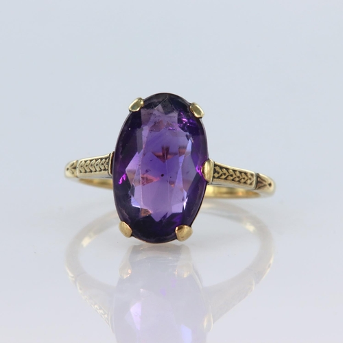 67 - 9ct yellow gold ring featuring an elongated oval amethyst measuring approx. 14mm x 9mm, finger size ... 