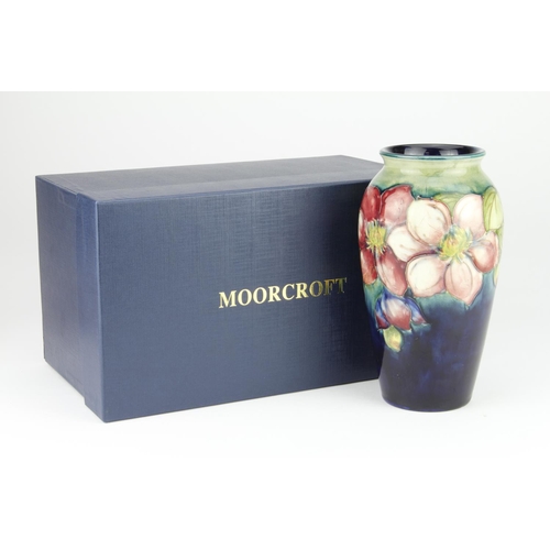 795 - Moorcroft 'Clematis'. 1st quality. Signed William Moorcroft (1947-1953). With impressed stamp 'Potte... 