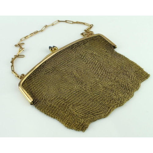 879 - Early 20th Century ladies gold plated mesh purse. Approx 140mm x 115mm