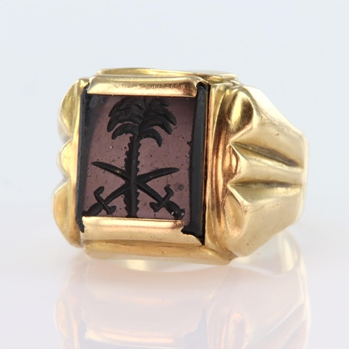 91 - Stamped 18ct yellow gold rectangular signet style ring a black stone with a palm tree and crossed sw... 