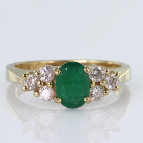 96 - 18ct yellow gold ring featuring a central oval emerald measuring approx. 7mm x 5mm, with a trefoil o... 