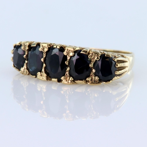 98 - 9ct yellow gold carved head five stone ring set with five graduated size oval sapphires, finger size... 