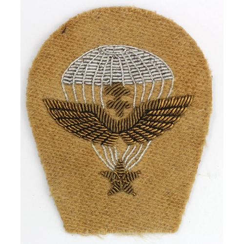 1170 - Badge a Free French Paratroops Beret ? badge, cloth & bullion, service wear