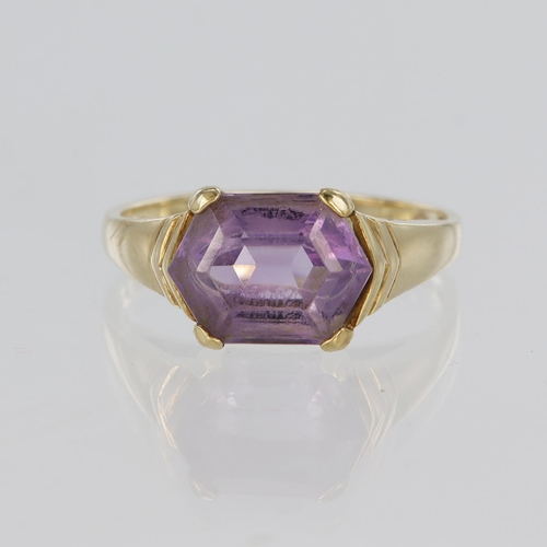 92 - 9ct yellow gold ring set with a fancy cut hexagonal amethyst measuring approx. 10mm x 7mm in a four ... 