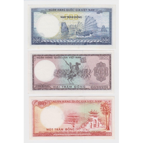 925 - Vietnam South (3) 500 Dong issued 1966, serial D9 468677 (TBB B125a, Pick22a), 200 Dong issued 1966,... 