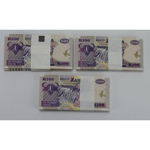 939 - Zambia 100 Kwacha (296) dated 2006, a full bundle of 100, plus 2 further bundles of 98 notes each, a... 