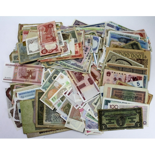 967 - World (750+), a large group of world notes in shoebox, many countries seen, some duplication, mixed ... 