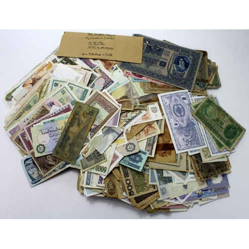 971 - World (over 1200 notes), a varied range of world notes in mixed grades from Uncirculated to Poor wit... 